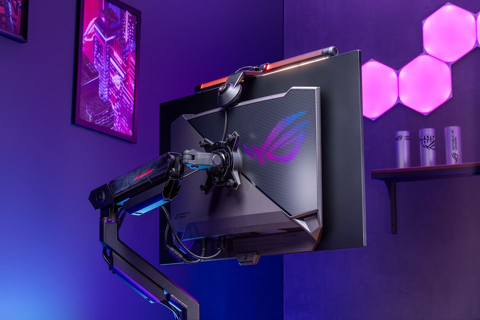 Rog Ergo Monitor Arm, Rog Aura Light Bar   Scenario (2)